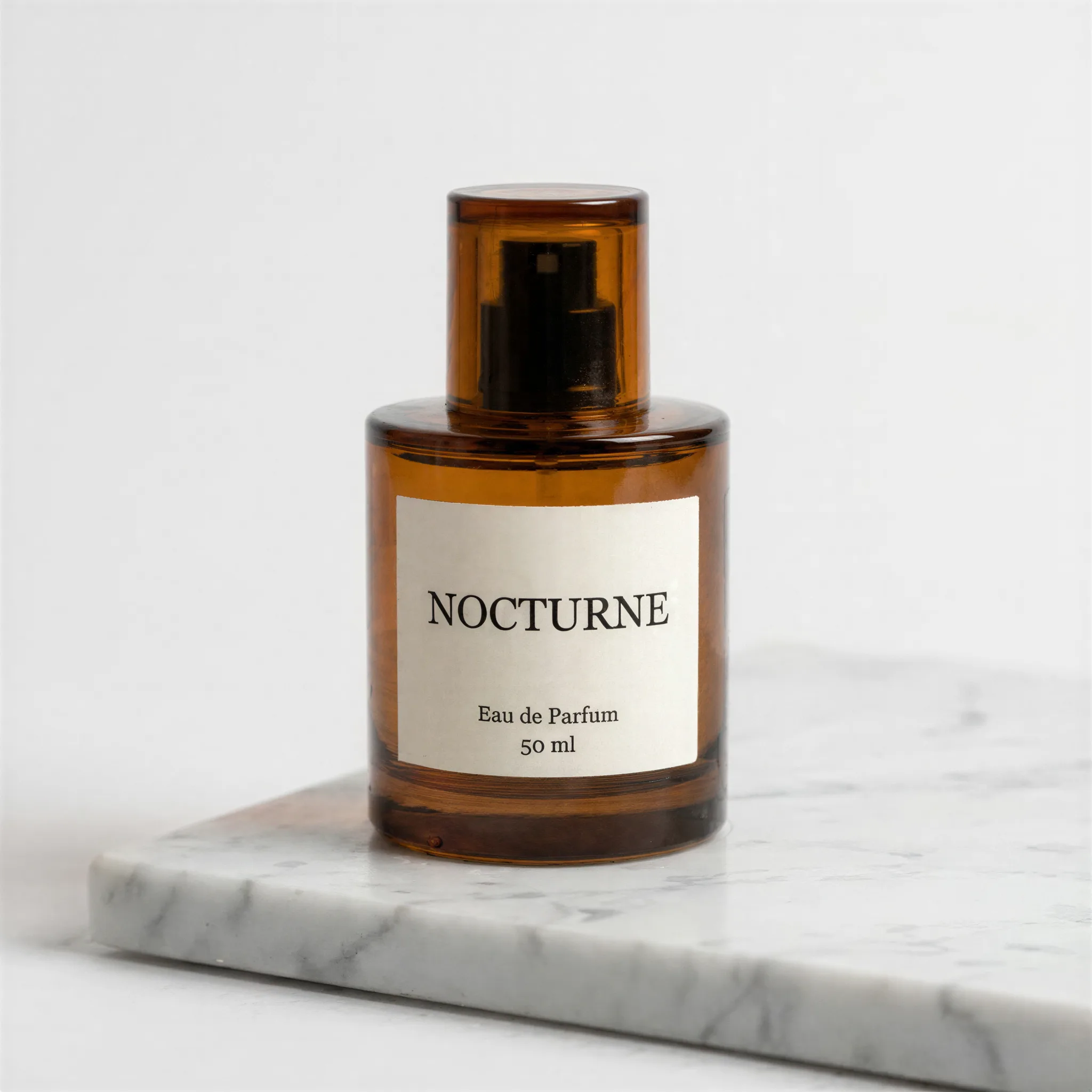 Frasco de perfume ámbar con la etiqueta Nocturne, ampliado 4×