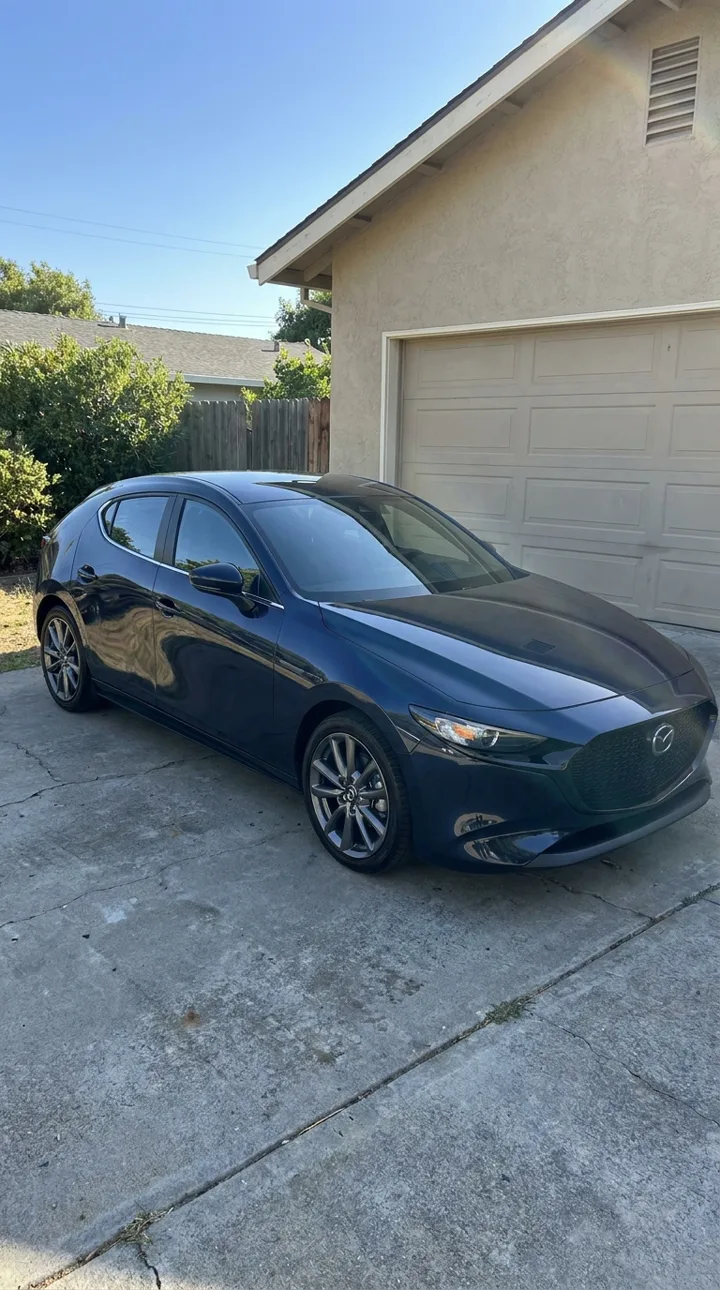 An example of the photo this effect takes: One clear photo of a car — the whole car in frame, side or three-quarter view